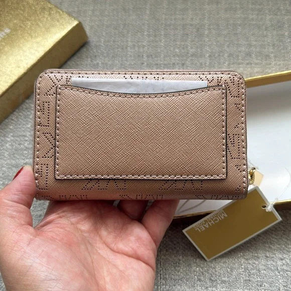 Beautiful leather Michael Kors Jet Set zip wallet, NWT! - Picture 2 of 5